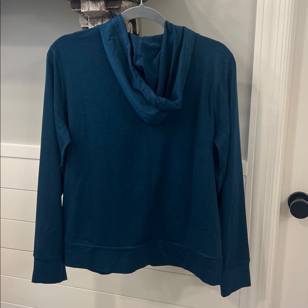 Vuori Women's Halo Performance Hoodie
Medium - Picture 4 of 4